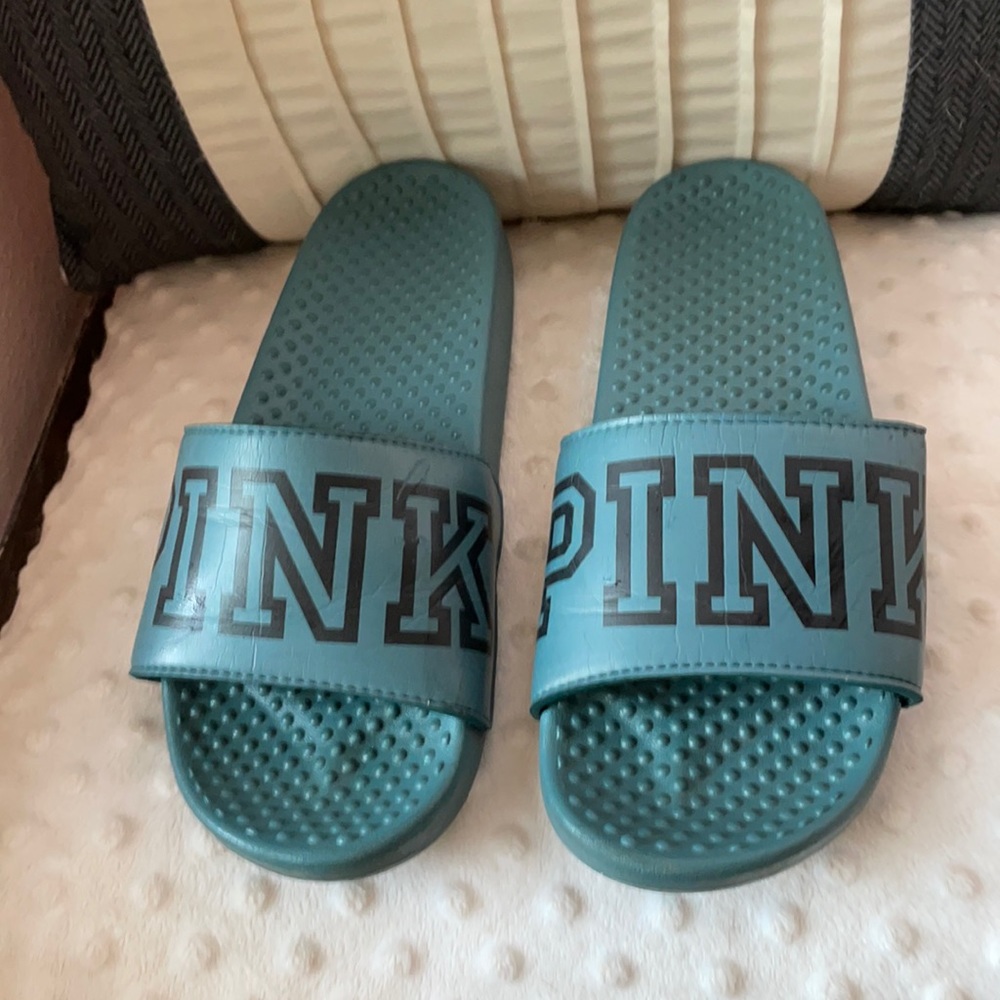 VS Pink logo slides M